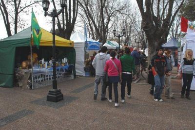 PTE. PER�N - La Feria de las Colectividades fue un �xito