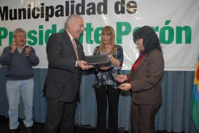 PTE. PER�N - Regueiro entreg� netbooks a alumnos de escuelas secundarias