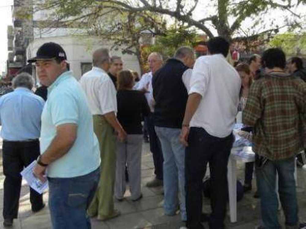 INSOLITO: Multaron a Nazar por hablar con los formose�os en la v�a publica