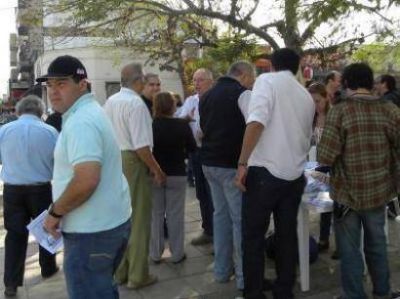INSOLITO: Multaron a Nazar por hablar con los formose�os en la v�a publica