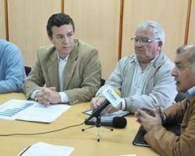 Aguilar anunci� ley de controladores laborales 	