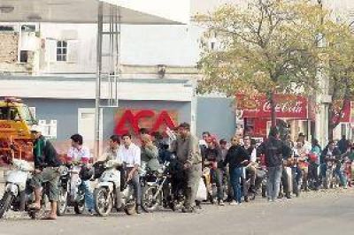 Por la escasez, la gente prefiere pagar m�s con tal de tener nafta