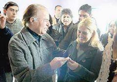 Menem particip� de la entrega de una erradicaci�n de rancho 