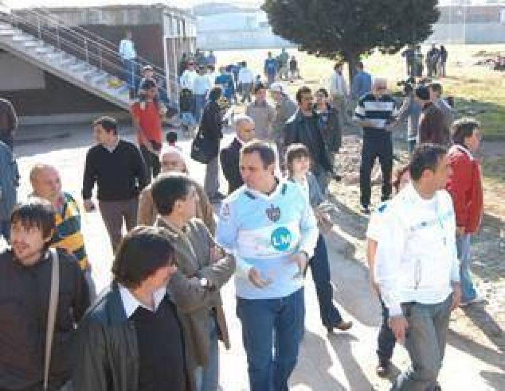 SAN MART�N - DANIEL IVOSKUS RECORRI� OBRAS EN EL POLIDEPORTIVO DE CHACARITA 