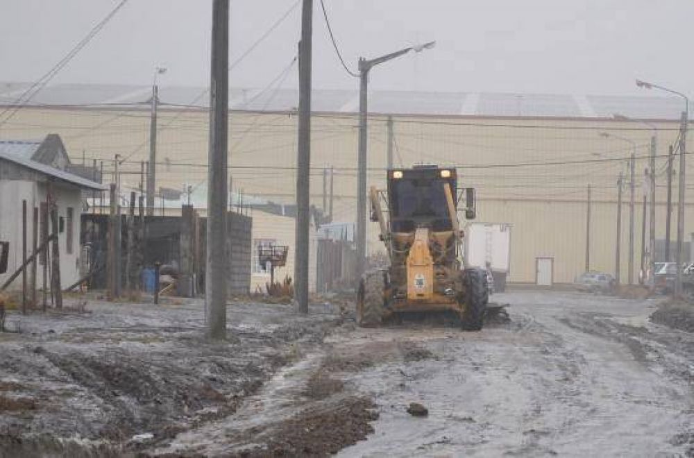 Finalmente el Municipio destin� maquinaria para el mejorar la transitabilidad de algunas calles