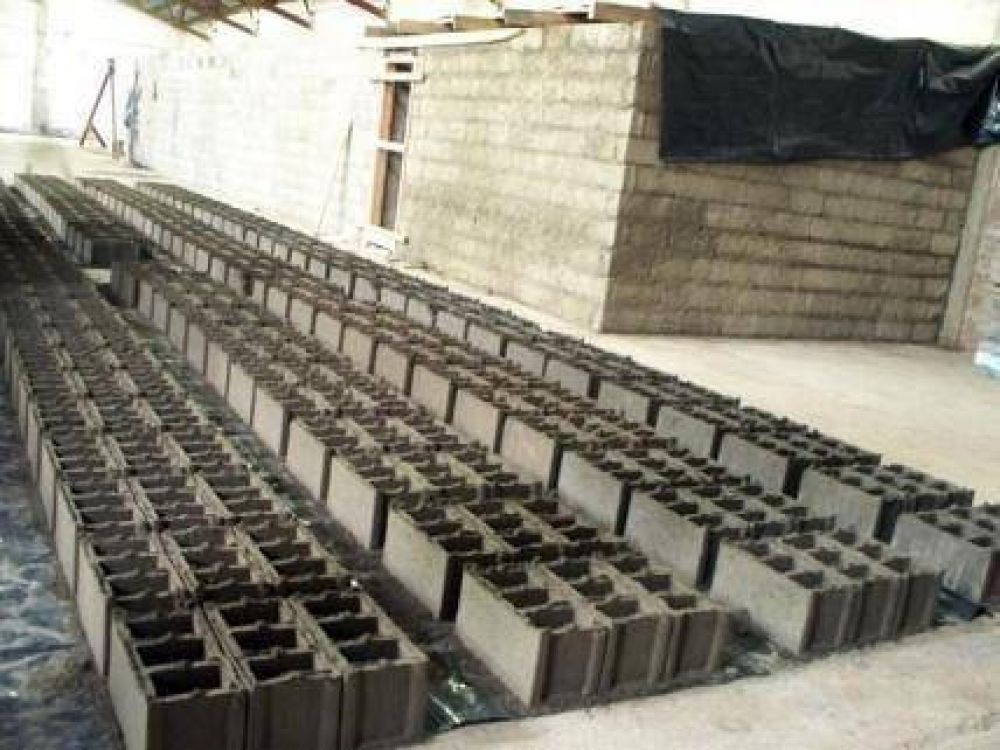 El Municipio fabrica bloques de arena volc�nica para mejorar viviendas