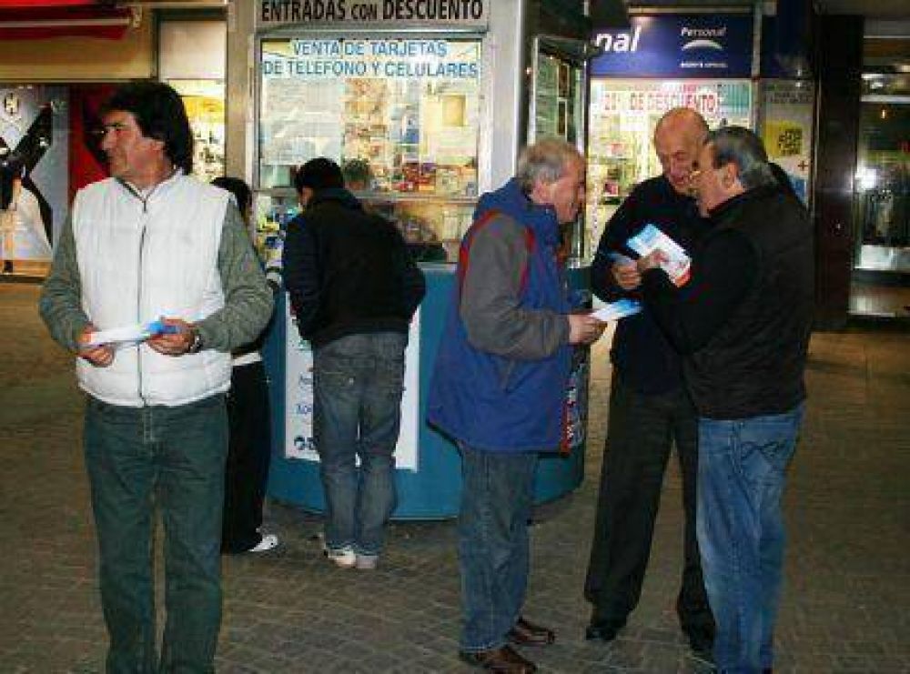 �Pepe� San Mart�n en la Peatonal:"Hoy todos prometen y ninguno cumple"