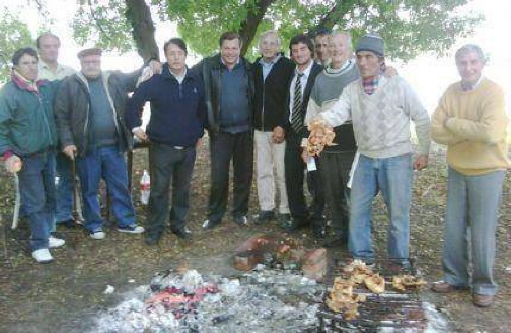 Candidatos de MdP + Feliz en un desayuno con militantes