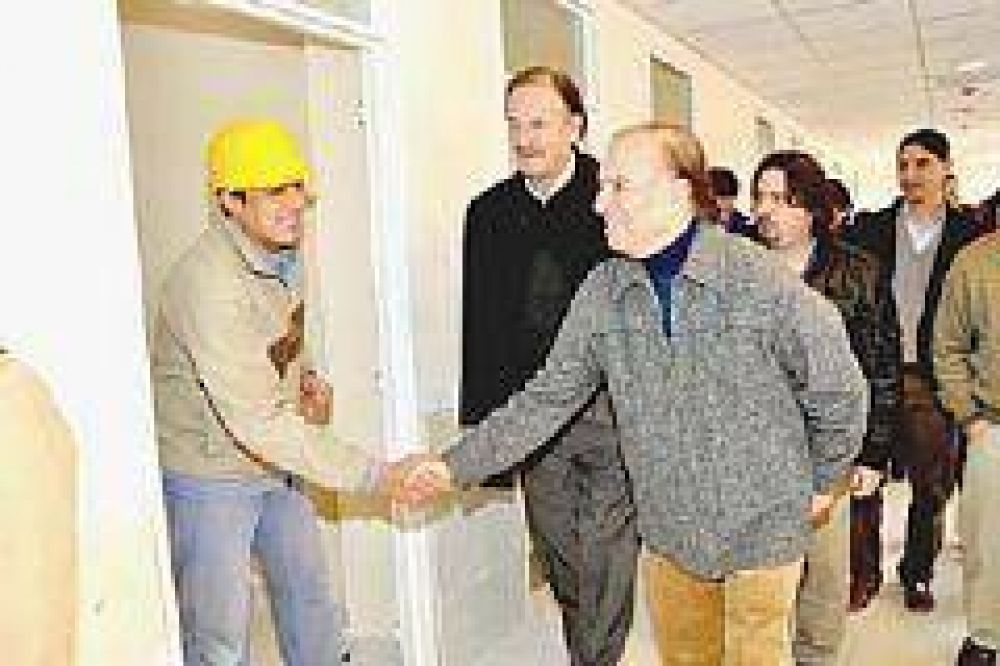 Carlos Menem elogi� la obra del hospital de la Madre y del Ni�o