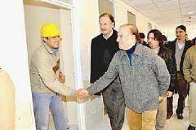 Carlos Menem elogi� la obra del hospital de la Madre y del Ni�o