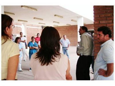 Empleados del hospital Justo Jos� de Urquiza protestan para exigir aumento salarial