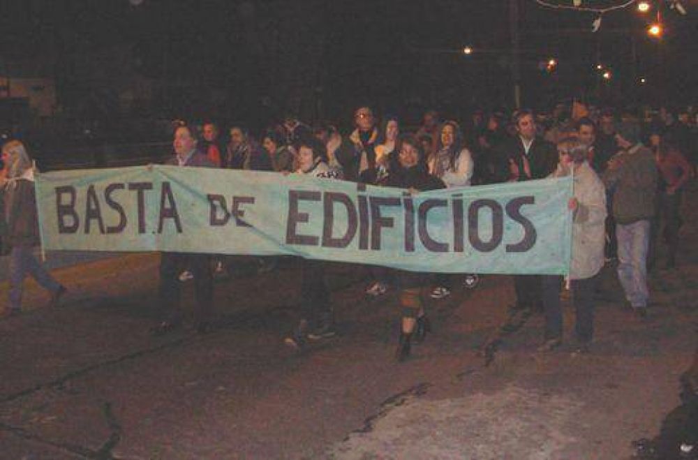 Vecinos de San Andr�s reclamaron frente a la casa de Ricardo y Daniel Ivoskus