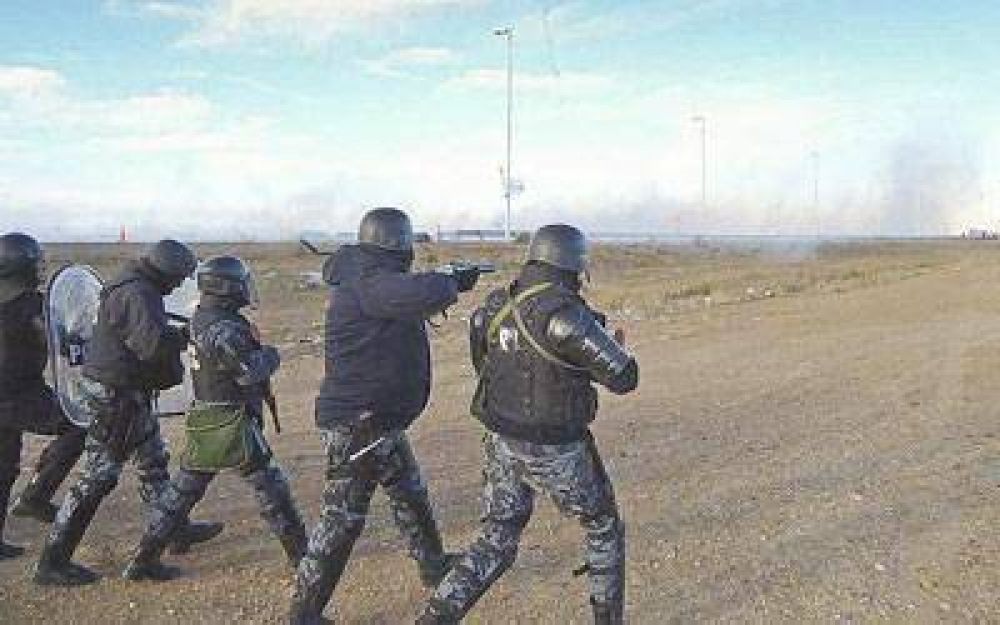 Reprimen en Truncado a manifestantes que intentaron volar un cami�n de combustible