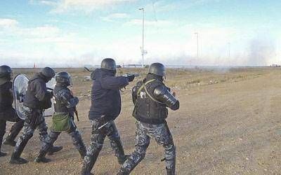 Reprimen en Truncado a manifestantes que intentaron volar un cami�n de combustible