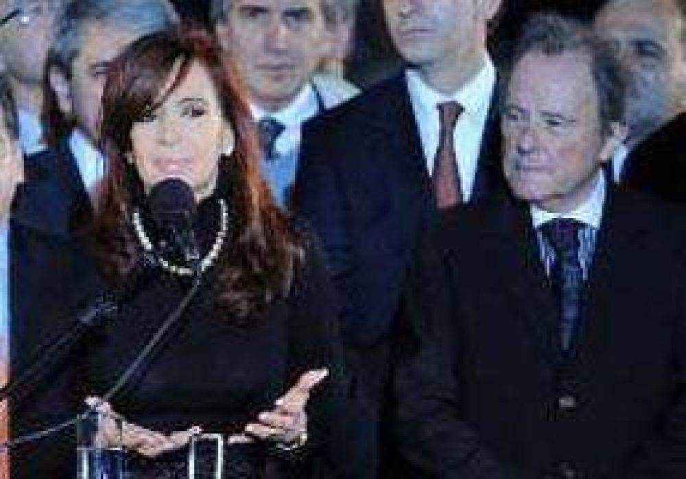 La Presidenta recibi� de manos del intendente Garc�a la resoluci�n para emplazar Tecn�polis