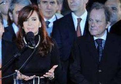 La Presidenta recibi� de manos del intendente Garc�a la resoluci�n para emplazar Tecn�polis