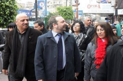 Mart�n Sabbatella se acerc� a los vecinos con una caminata por Monte Grande