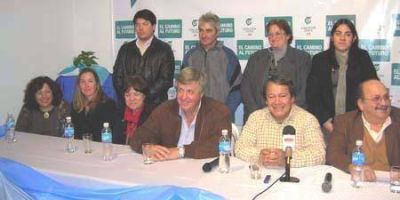 Presentaci�n de lista con el respaldo de H�ctor "Toti" Flores