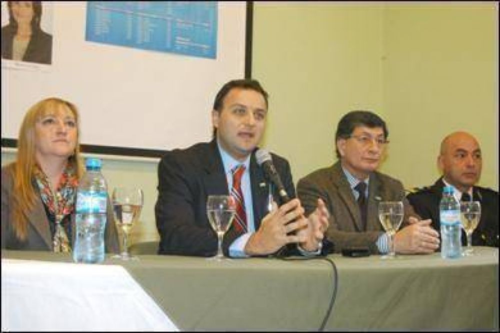 SAN MART�N - DANIEL IVOSKUS ENCABEZ� EN BALLESTER EL LANZAMIENTO DEL PROGRAMA DE DESARME VOLUNTARIO 