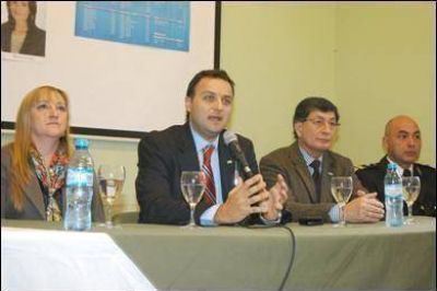SAN MART�N - DANIEL IVOSKUS ENCABEZ� EN BALLESTER EL LANZAMIENTO DEL PROGRAMA DE DESARME VOLUNTARIO 