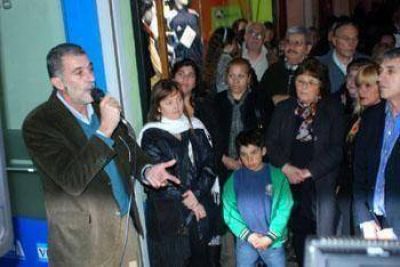 El precandidato a intendente Mangini present� su nuevo local 