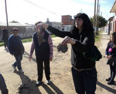 Asamblea de vecinos en Bernal Oeste reclama por la carpeta asf�ltica que ya comenz� a romperse 