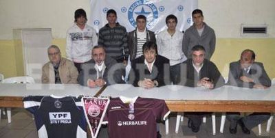 Racing y Lan�s oficializaron el convenio