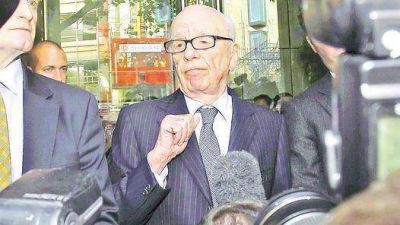 Renunci� la jefa de los diarios de Murdoch y el imperio tambalea