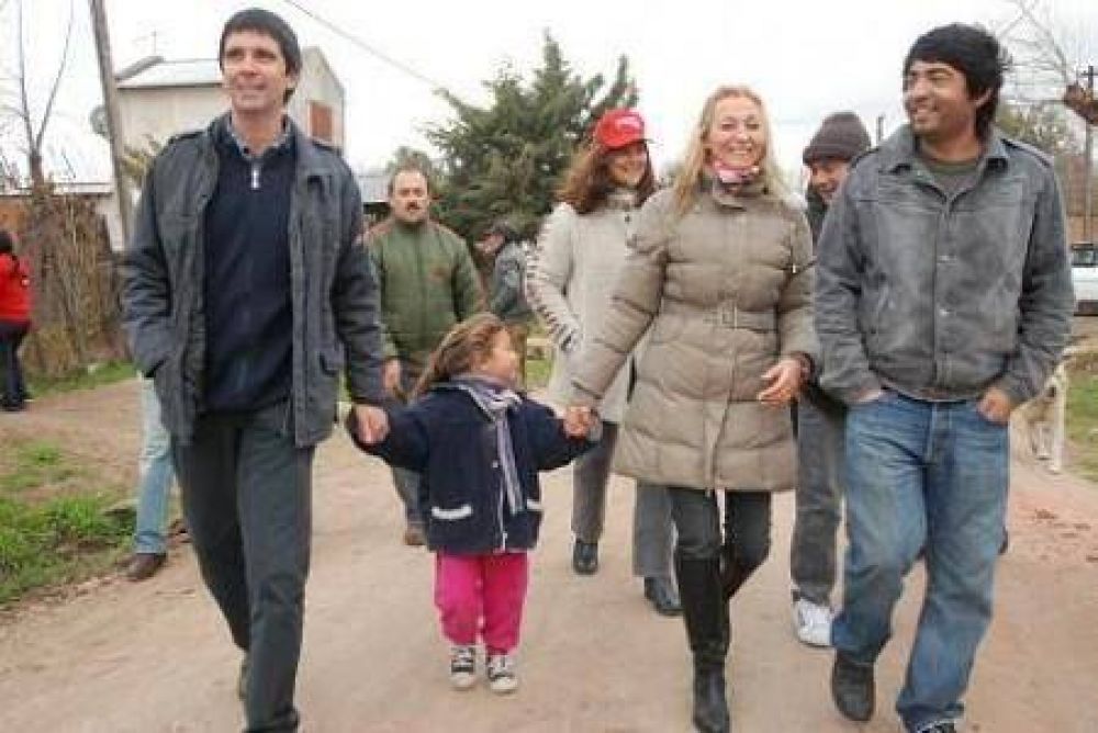 Tonini recorri� el barrio Ameghino con la visita de M�nica L�pez 