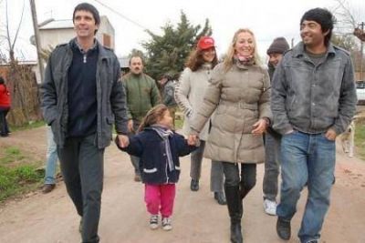 Tonini recorri� el barrio Ameghino con la visita de M�nica L�pez 