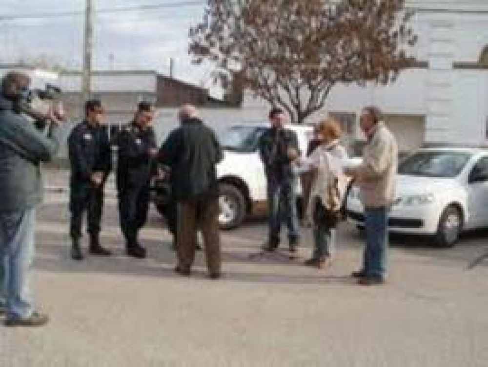 Entregaron tres m�viles policiales y anuncian instalaci�n de c�maras de seguridad