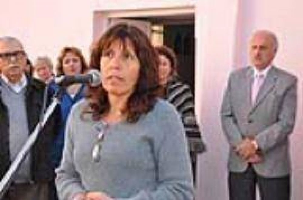 Feito:�La vida se nutre de palabras y obras. Nosotros preferimos las obras�