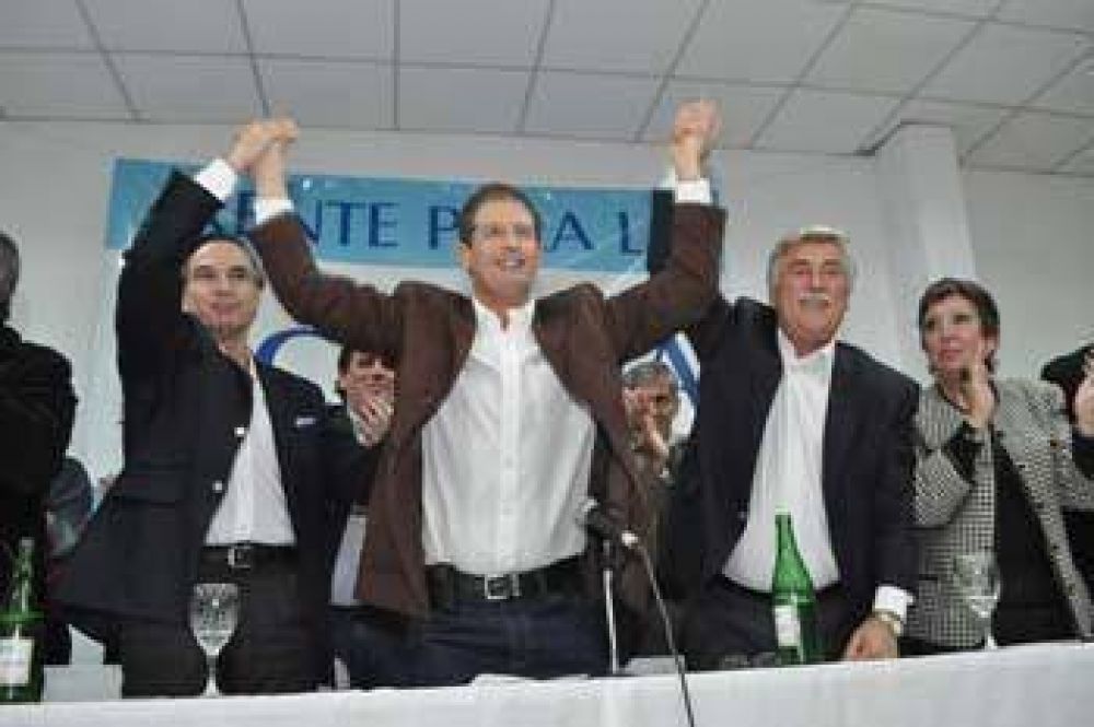 Mario Sabbatella lanz� su candidatura acompa�ado por Soria y Pichetto
