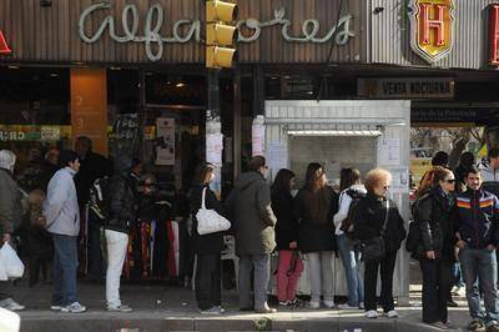 Hubo largas colas para cargar la nueva tarjeta y no faltaron quejas