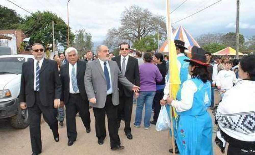 El gobernador Colombi particip� en la celebraci�n del 111� aniversario de la Coronaci�n Pontifica de la Virgen de Itat� 	