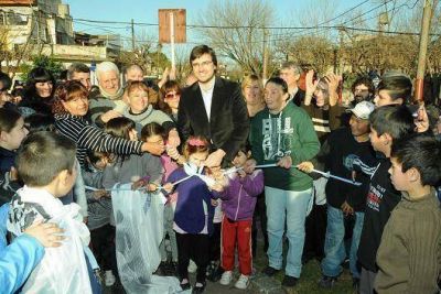 Lucas Ghi inaugur� nueve cuadras de asfalto y una plaza en Mor�n sur