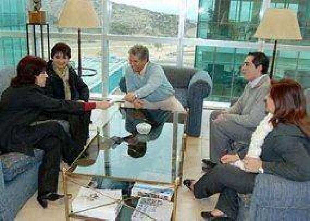 El Jefe de Gabinete entreg� un aporte al Colegio de Farmac�uticos