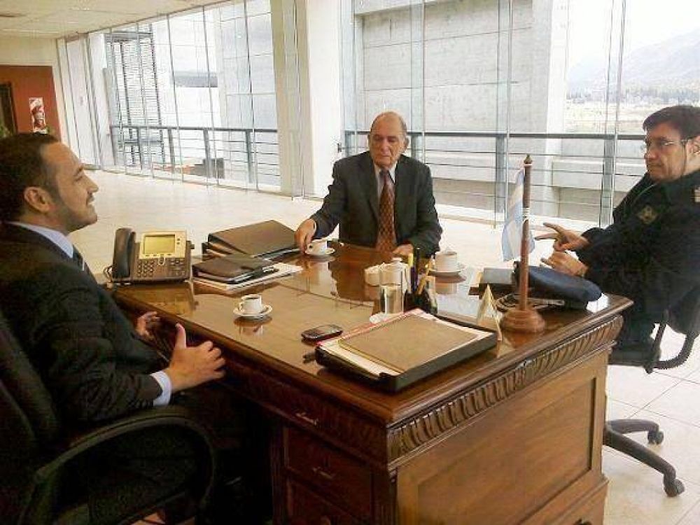 El Ministro de Educaci�n se reuni� con el jefe de la V Brigada A�rea