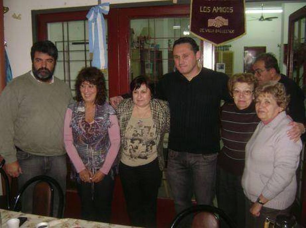 A un mes de las primarias, Oca�a recorri� San Mart�n junto a Areses