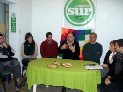 Proyecto Sur present� sus candidatos y el plan �Tren+Tierra=Trabajo�