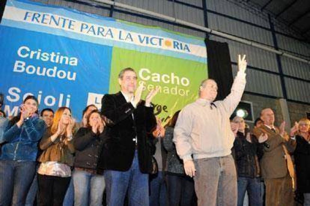 Con un fuerte respaldo de Cacho Alvarez, Ferraresi lanz� su candidatura