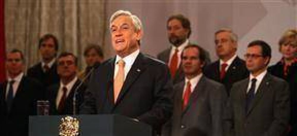 Golpeado por una crisis, Pi�era cambia el gabinete