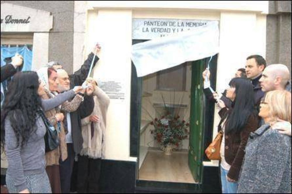 SAN MART�N - DANIEL IVOSKUS PARTICIP� DE LA INAUGURACI�N DE LOS PANTEONES DE "CIUDADANOS ILUSTRES" Y "LA MEMORIA, LA VERDAD Y LA JUSTICIA"