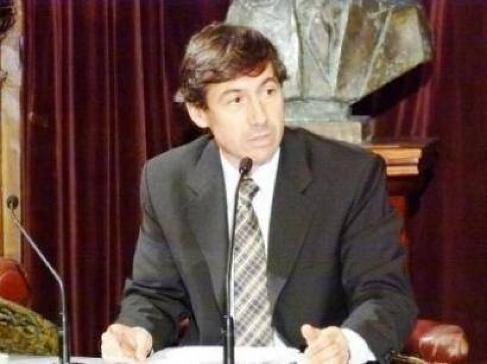 Naidenoff quiere prohibir la venta a menores de pegamentos con tolueno