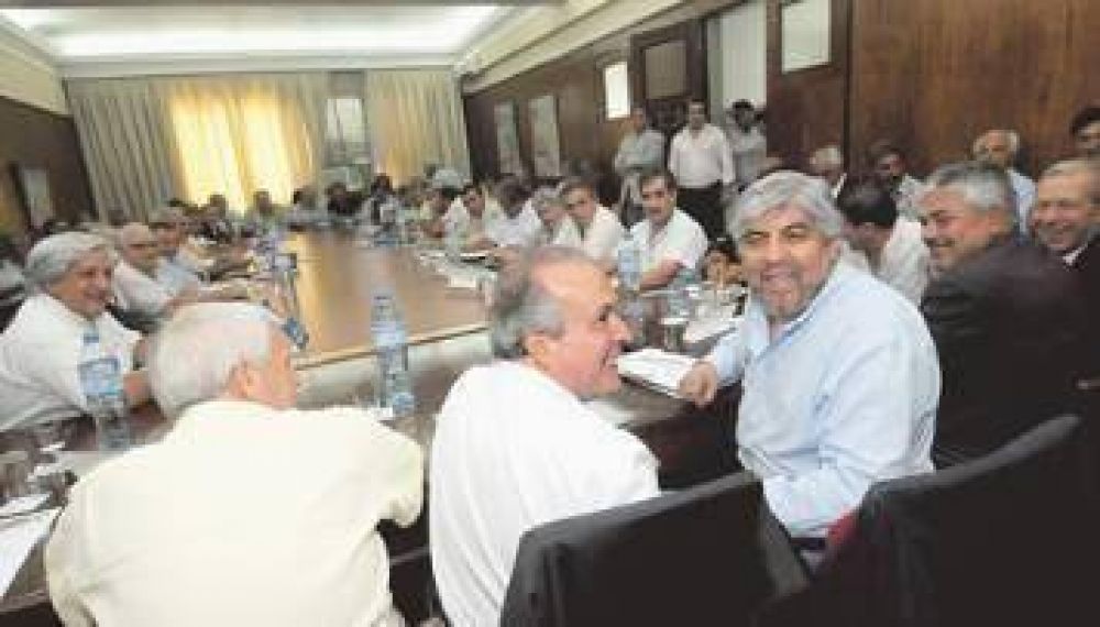 Moyano re�ne hoy a la CGT: pide nueva baja de Ganancias y un m�nimo de $ 2.400
