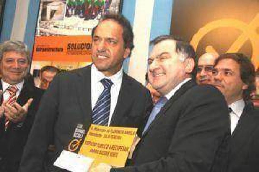 Con clima de campa�a, Scioli entreg� aportes a los intendentes: Para Varela hubo $ 497.480