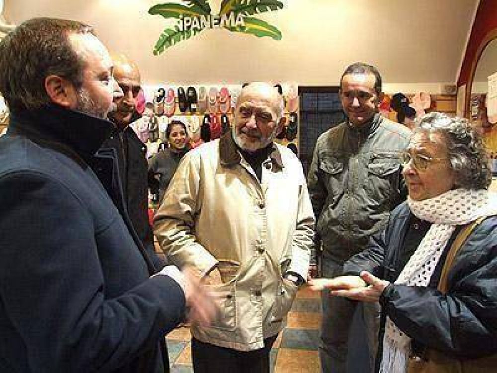 Sabbatella dialog� con los vecinos y defendi� al gobierno nacional