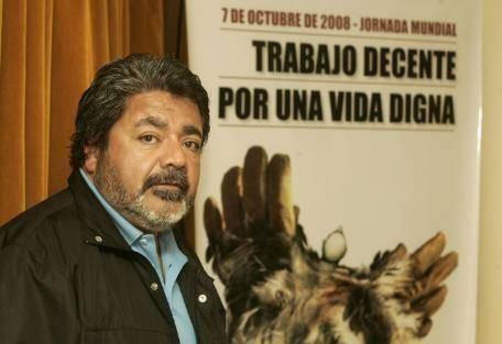 El titular de la UOCRA se present� ante la justicia por denuncias sobre la dictadura