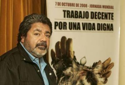 El titular de la UOCRA se present� ante la justicia por denuncias sobre la dictadura