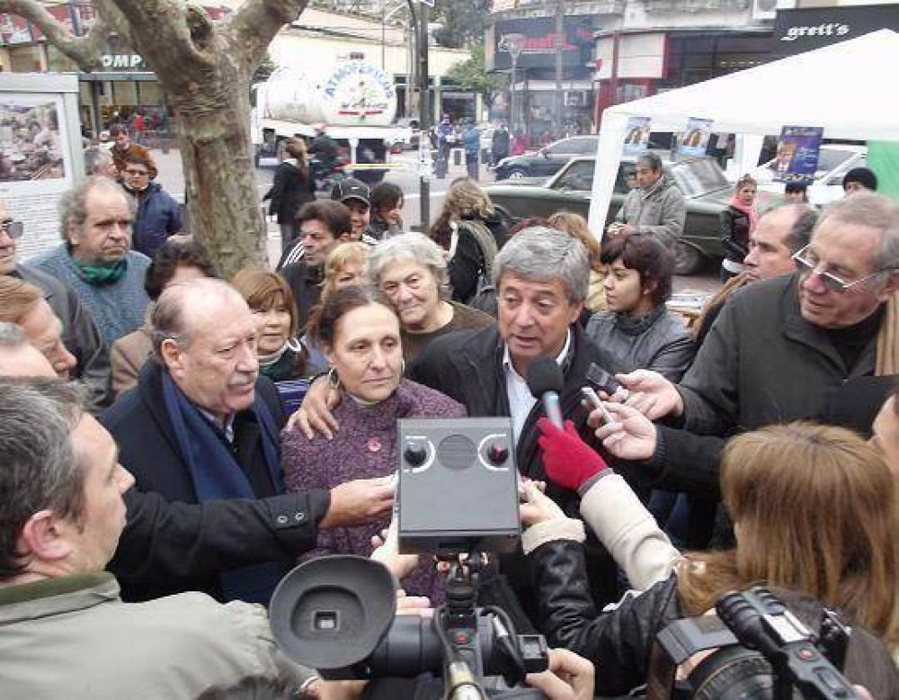 Horacio Gonz�lez y Osvaldo Amieiro junto a los vecinos de San Fernando